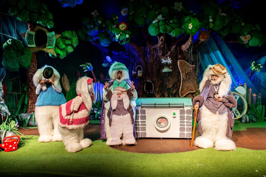 заяц в цирке. театр андрея фартушного зайцы. шоу сказка зайцы москва. цирк зайцы. заяц в цирке.