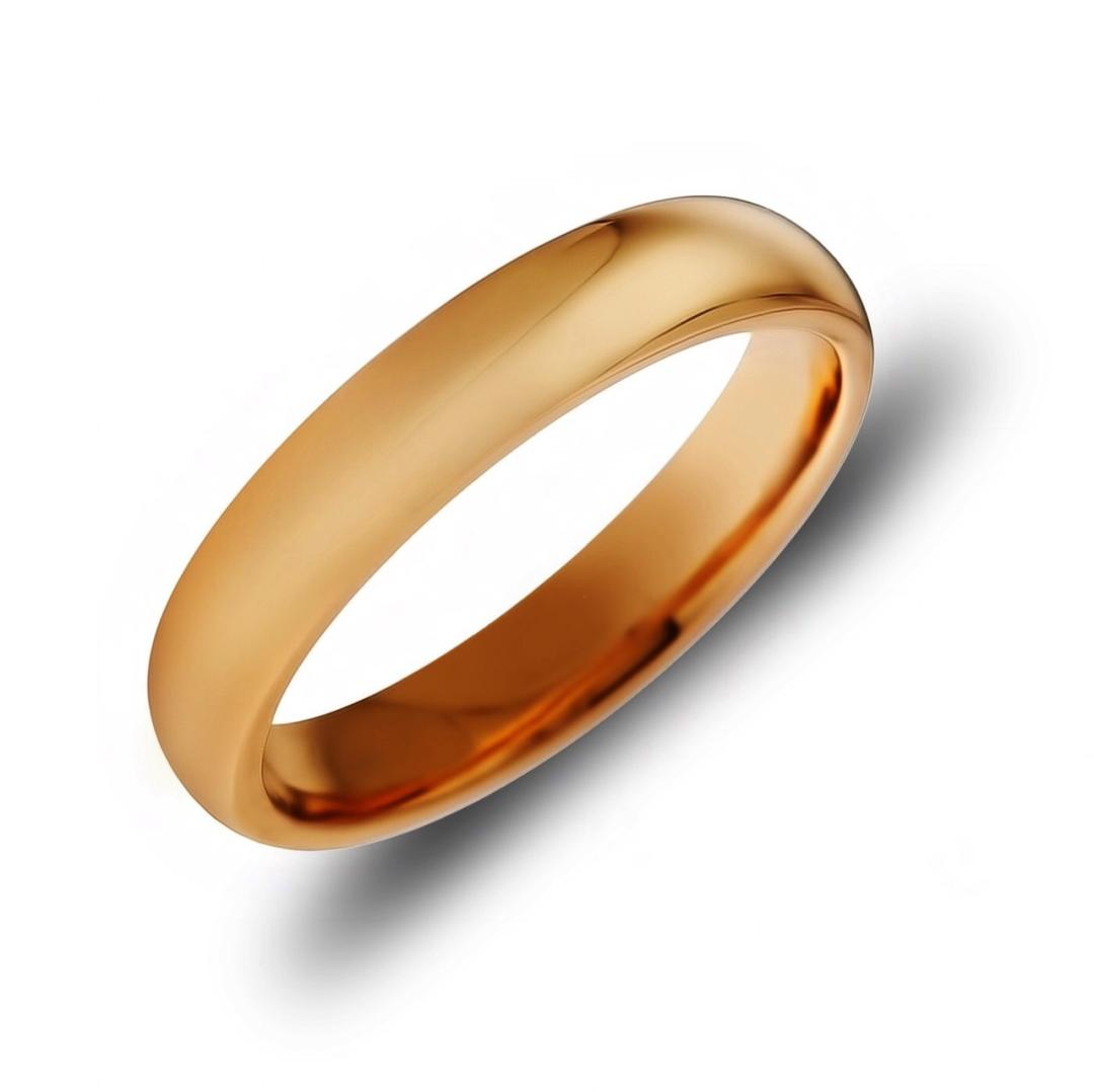 Золотое кольцо на белом фоне