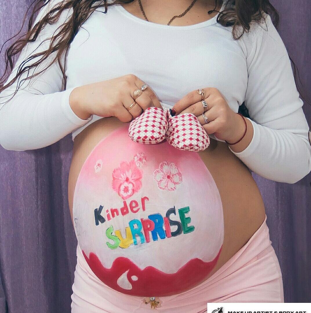 Киндер сюрприз на беременном животике