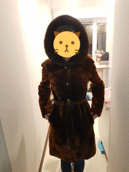 Шуба мутоновая, капюшон отделан