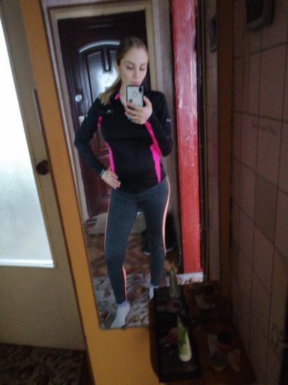 В такой одежде, то что я беременна,