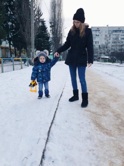 Выходим с садика, я по привычке