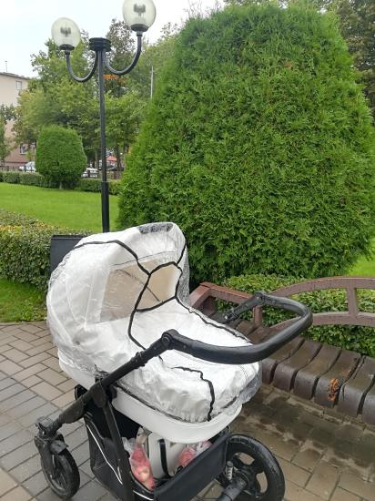 Я одна гуляю с ребёнком под дождём