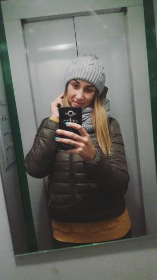 Стояла на остановке, меня пытался