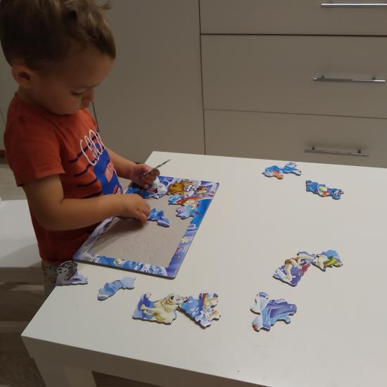 Матвей, 2,3 года, собирает паззлы