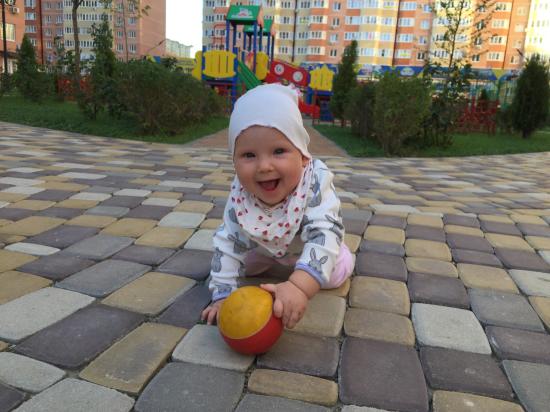 Мой поползун обожает гонять мяч!