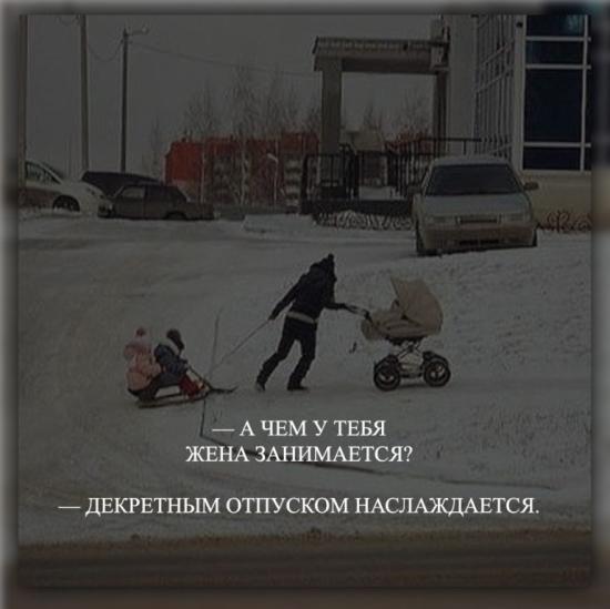 Девочки, которые гуляют с малышами