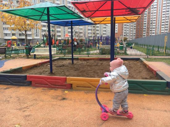 Уже «угоняет» самокат сестры 🤪😂