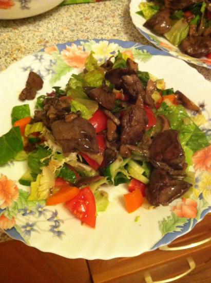 Теплый салат из куриной печени