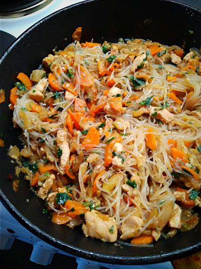Фунчоза (стеклянная лапша) с курицей