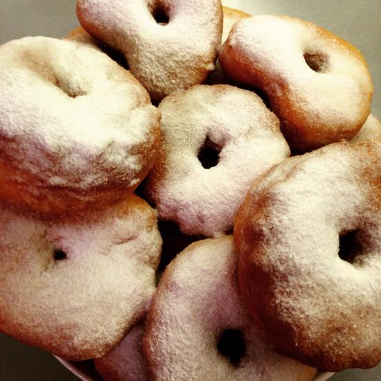 А мы сегодня домашними пончиками