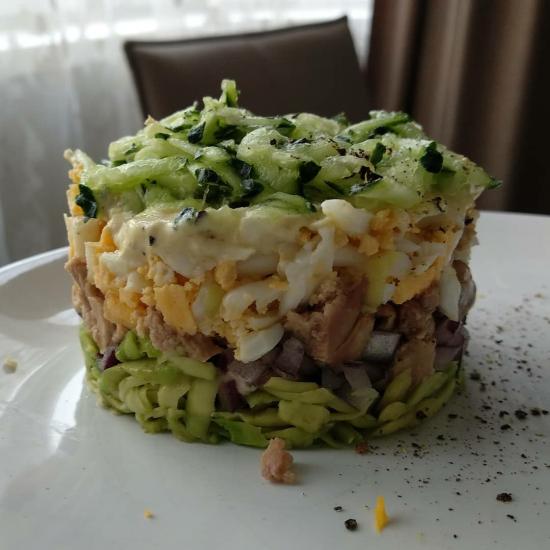 Салат с печени трески 😋 авокадо,красный
