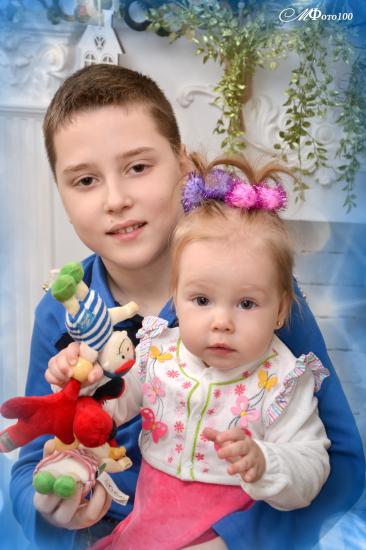 Взрослый красавчик сын и маленькая