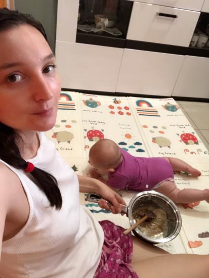 Maternity is...сидя на полу есть